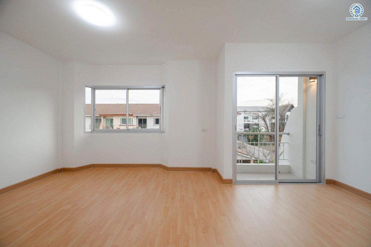 บ้านมือสองตกแต่งใหม่ โครงการ ศุภาลัยวิลล์ วงศ์สว่าง พร้อมอยู่ เนื้อที่ 24.2 ตร.ว. ฟังก์ชัน 3 ห้องนอน 3 ห้องน้ำ จอดรถได้ 2 คัน บนสุดยอดทำเล เชื่อมต่อได้หลายเส้นทาง ทั้งถนนกรุงเทพ-นนทบุรี, ถนนวงศ์สว่าง, ถนนนครอินทร์ และถนนติวานนท์ ใกล้จุดขึ้นทางด่วนงามวงศ์วาน รถไฟฟ้าสายสีม่วง "สถานีแยกติวานนท์" และ "สถานีกระทรวงสาธารณสุข"